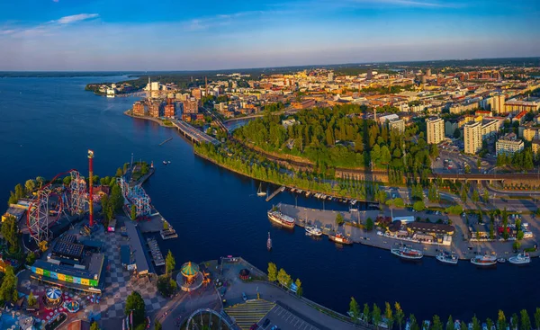 Tampere, Finlandiya, 21 Temmuz 2022: Tampere, Finlandiya 'daki Sarknniemi eğlence parkının havadan görünüşü.