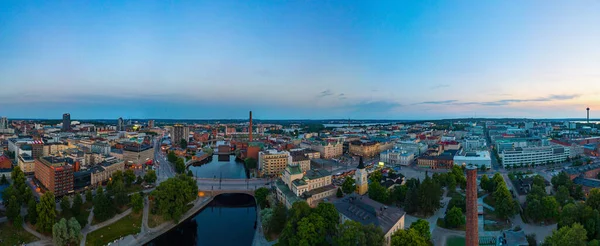 Tampere Finlandia Lipca 2022 Widok Zachód Słońca Budynków Murowanych Wzdłuż — Zdjęcie stockowe