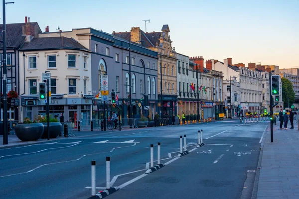 Cardiff, Galler, 15 Eylül 2022: Galler 'in başkenti Cardiff' in merkezindeki bir caddenin gün batımı manzarası.