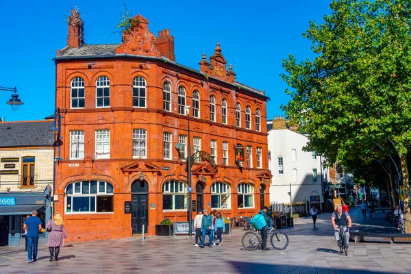 Cardiff, Galler, 16 Eylül 2022: Galler 'in başkenti Cardiff' in merkezindeki bir caddenin görüntüsü.