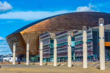 Cardiff, Wales, 17 Eylül 2022: Galler 'in başkenti Cardiff' teki Roald Dahl Plass ve Galler Milenyum Merkezi.