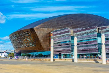 Cardiff, Wales, 17 Eylül 2022: Galler 'in başkenti Cardiff' teki Roald Dahl Plass ve Galler Milenyum Merkezi.