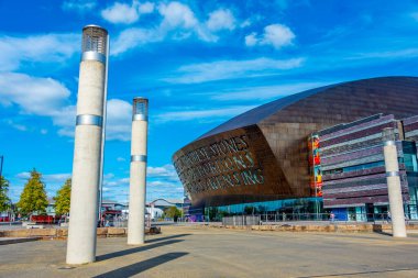 Cardiff, Wales, 17 Eylül 2022: Galler 'in başkenti Cardiff' teki Roald Dahl Plass ve Galler Milenyum Merkezi.