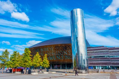Cardiff, Wales, 17 Eylül 2022: Galler 'in başkenti Cardiff' teki Roald Dahl Plass ve Galler Milenyum Merkezi.
