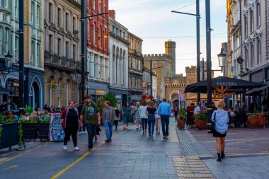 Cardiff, Wales, 17 Eylül 2022: Galler 'in başkenti Cardiff' te günbatımı manzarası.