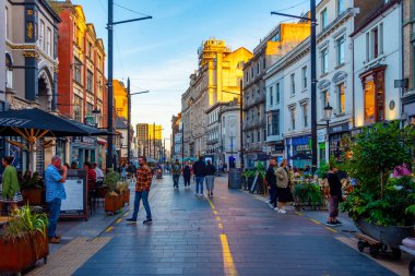 Cardiff, Wales, 17 Eylül 2022: Galler 'in başkenti Cardiff' te günbatımı manzarası.