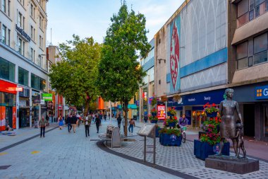Cardiff, Wales, 17 Eylül 2022: Galler 'in başkenti Cardiff' te günbatımı manzarası.