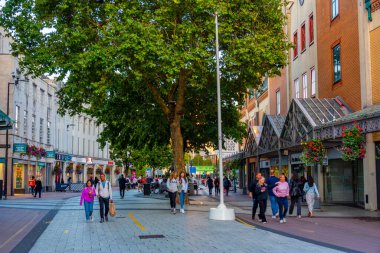 Cardiff, Galler, 17 Eylül 2022: Galler 'in başkenti Cardiff' in merkezindeki bir caddenin gün batımı manzarası.