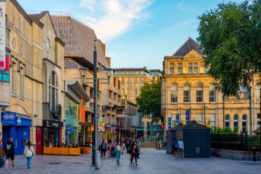 Cardiff, Galler, 17 Eylül 2022: Galler 'in başkenti Cardiff' in merkezindeki bir caddenin gün batımı manzarası.