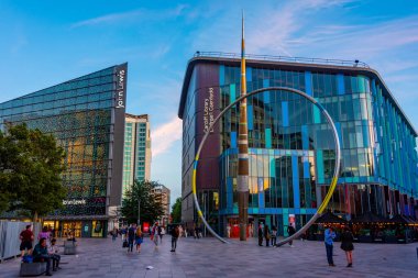 Cardiff, Galler, 17 Eylül 2022: Galler 'in başkenti Cardiff' in merkezindeki bir caddenin gün batımı manzarası.