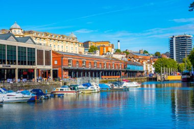 Bristol, İngiltere, 18 Eylül 2022: İngiliz kenti Bristol 'deki Avon' da Bordeaux rıhtımı.