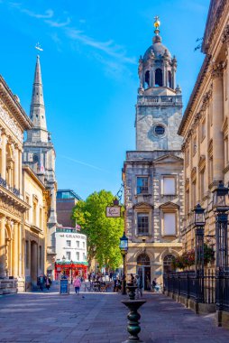 Bristol, İngiltere, 18 Eylül 2022: All Saint 's Church and the Corn Exchange in Bristol, İngiltere.