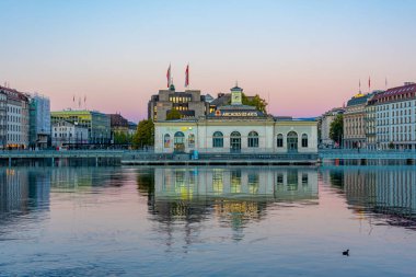 Cenevre, İsviçre, 19 Eylül 2022: İsviçre 'nin Cenevre kentinde bir libre tezgahının gün doğumu manzarası.