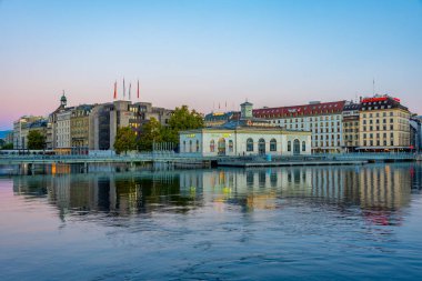 Cenevre, İsviçre, 19 Eylül 2022: İsviçre 'nin Cenevre kentinde bir libre tezgahının gün doğumu manzarası.