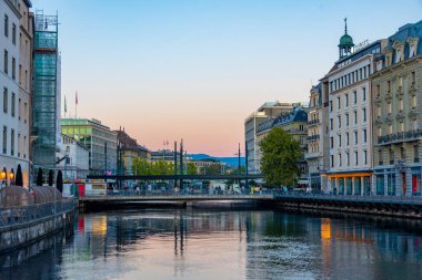 Cenevre, İsviçre, 19 Eylül 2022: İsviçre 'nin Cenevre kentindeki Rhone Nehri' nin gün doğumu manzarası.