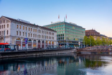 Cenevre, İsviçre, 19 Eylül 2022: İsviçre 'nin Cenevre kentindeki Rhone Nehri' nin gün doğumu manzarası.