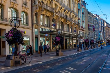 Cenevre, İsviçre, 19 Eylül 2022: İsviçre 'nin Cenevre şehrinin şehir merkezindeki sokak.