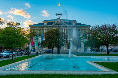 Cenevre, İsviçre, 19 Eylül 2022: İnsanlar gün batımında İsviçre 'nin Cenevre kentindeki Büyük Tiyatro önünde yürüyorlar.