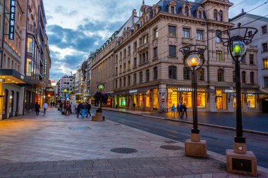 Cenevre, İsviçre, 19 Eylül 2022: İsviçre 'nin Cenevre kentinde gün batımı manzarası.