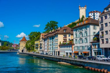 Luzern, İsviçre, 20 Eylül 2022: İsviçre 'nin Luzern kasabasında Reuss' un Riverside 'ı.