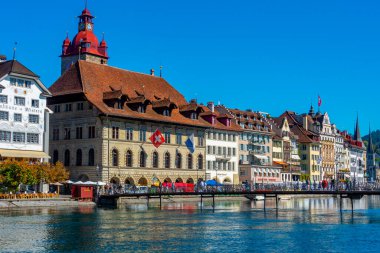 Luzern, İsviçre, 20 Eylül 2022: İsviçre 'nin Luzern kentindeki Reuss limanındaki oteller.