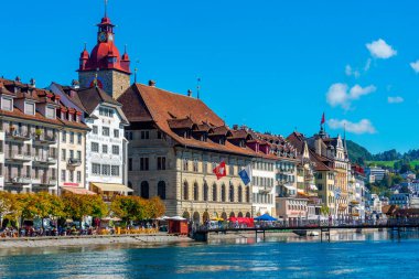 Luzern, İsviçre, 20 Eylül 2022: İsviçre 'nin Luzern kentindeki Reuss limanındaki oteller.