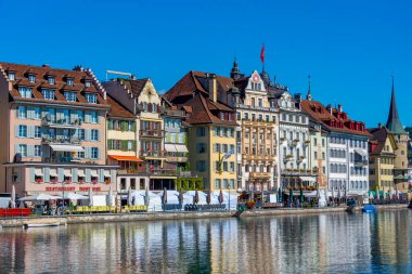 Luzern, İsviçre, 20 Eylül 2022: İsviçre 'nin Luzern kentindeki Reuss limanındaki oteller.