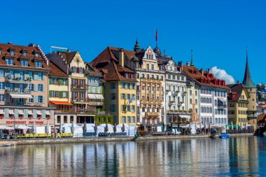 Luzern, İsviçre, 20 Eylül 2022: İsviçre 'nin Luzern kentindeki Reuss limanındaki oteller.