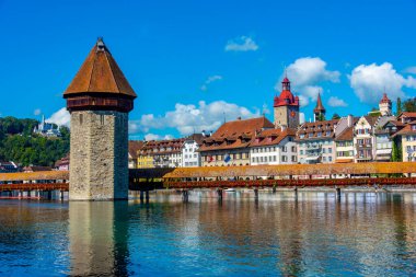 Luzern, İsviçre, 20 Eylül 2022: İsviçre 'nin Luzern kasabasındaki Kapellbruecke ve Guetsch Sarayı Panoraması.