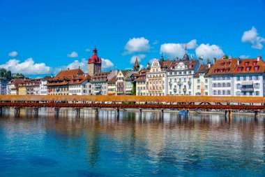 Luzern, İsviçre, 20 Eylül 2022: İsviçre 'nin Luzern kentinde Kapellbruecke Panoraması.