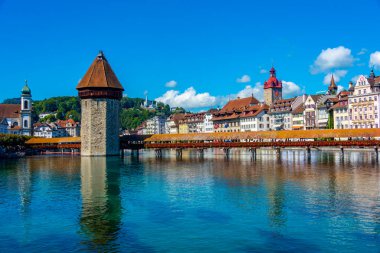 Luzern, İsviçre, 20 Eylül 2022: İsviçre 'nin Luzern kasabasındaki Kapellbruecke ve Guetsch Sarayı Panoraması.