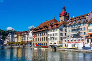 Luzern, İsviçre, 20 Eylül 2022: İsviçre 'nin Luzern kentindeki Reuss limanındaki oteller.