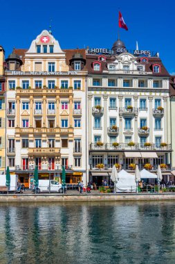 Luzern, İsviçre, 20 Eylül 2022: İsviçre 'nin Luzern kentindeki Reuss limanındaki oteller.