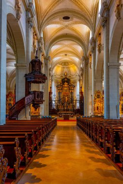 Luzern, İsviçre, 20 Eylül 2022: İsviçre 'nin Luzern kentindeki Saint Leodegar Kilisesi.