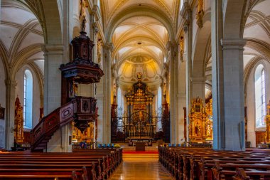 Luzern, İsviçre, 20 Eylül 2022: İsviçre 'nin Luzern kentindeki Saint Leodegar Kilisesi.