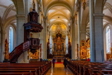 Luzern, İsviçre, 20 Eylül 2022: İsviçre 'nin Luzern kentindeki Saint Leodegar Kilisesi.