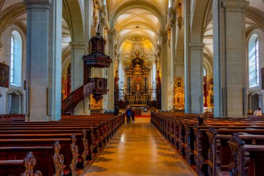 Luzern, İsviçre, 20 Eylül 2022: İsviçre 'nin Luzern kentindeki Saint Leodegar Kilisesi.