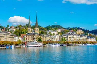 Luzern, İsviçre, 20 Eylül 2022: Luzern, İsviçre 'de bir kilisesi olan Lucerne Gölü' nün rıhtımı.