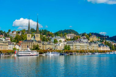 Luzern, İsviçre, 20 Eylül 2022: Luzern, İsviçre 'de bir kilisesi olan Lucerne Gölü' nün rıhtımı.