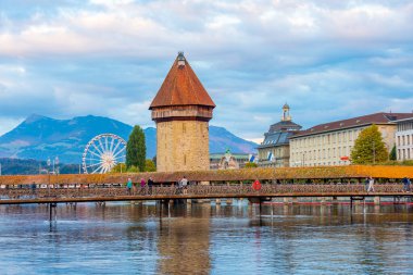 Luzern, İsviçre, 20 Eylül 2022: İsviçre 'nin Luzern kentinde Kapellbruecke Panoraması.