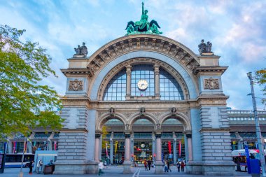 Luzern, İsviçre, 20 Eylül 2022: İsviçre 'nin Luzern kasabasındaki ana tren istasyonu.