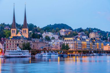 Luzern, İsviçre, 20 Eylül 2022: Luzern, İsviçre 'de bir kilise ile Lucerne Gölü' nün gün batımı manzarası.