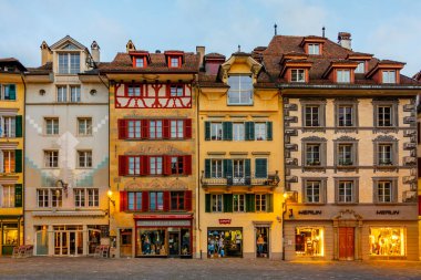 Luzern, İsviçre, 21 Eylül 2022: İsviçre 'nin eski Luzern kentindeki tarihi bir caddenin gece manzarası.
