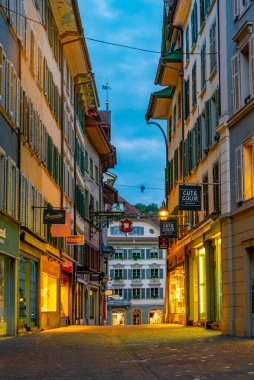 Luzern, İsviçre, 21 Eylül 2022: İsviçre 'nin eski Luzern kentindeki tarihi bir caddenin gece manzarası.