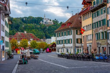 Luzern, İsviçre, 21 Eylül 2022: İsviçre 'nin eski Luzern kentindeki tarihi bir caddenin gece manzarası.