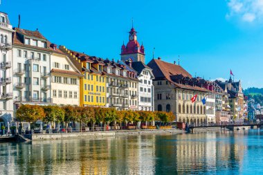 Luzern, İsviçre, 21 Eylül 2022: İsviçre 'nin Luzern kentindeki Reuss limanındaki oteller.