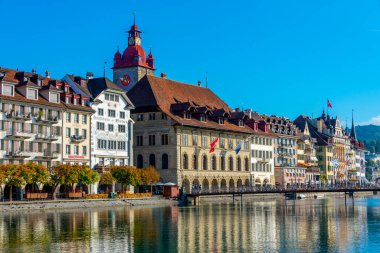 Luzern, İsviçre, 21 Eylül 2022: İsviçre 'nin Luzern kentindeki Reuss limanındaki oteller.