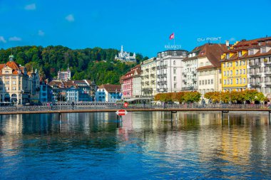 Luzern, İsviçre, 21 Eylül 2022: İsviçre 'nin Luzern kentindeki Reuss limanındaki oteller.