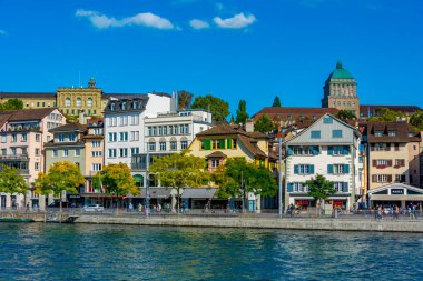 Zuerich, İsviçre, 21 Eylül 2022: İsviçre 'nin Zürih kentindeki ETH üniversite binası ile Limmat nehrinin panorama manzarası.