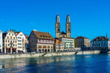 Zuerich, İsviçre, 21 Eylül 2022: İsviçre 'nin Zürih kentindeki Grossmuenster katedrali ile Limmat nehrinin panorama manzarası.